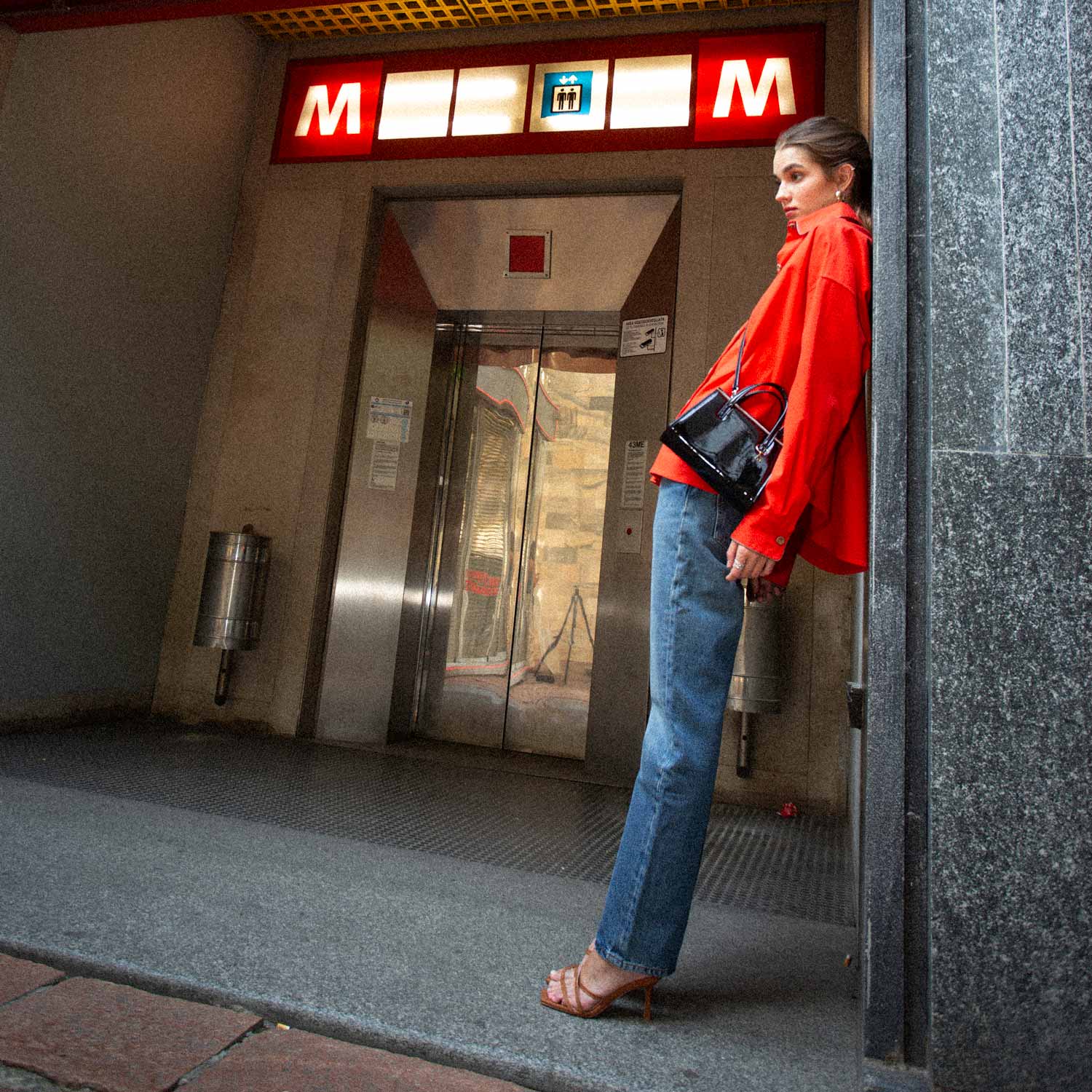 Borsa Martini nero indossato dettaglio laterale