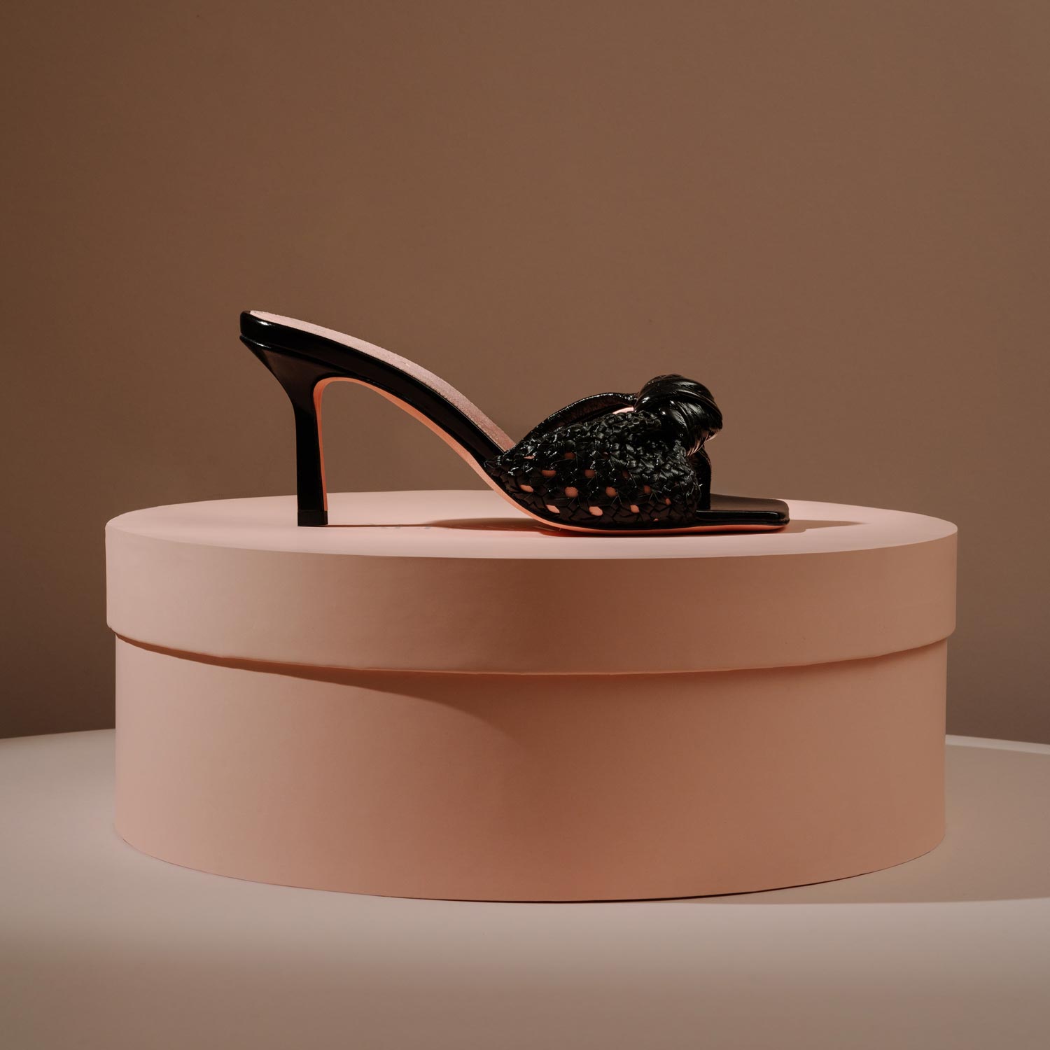 Sandalo Paloma nero vista laterale esterna packaging rosa