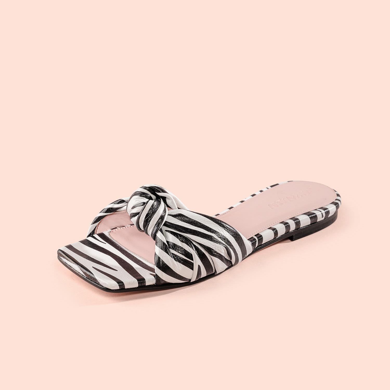 Sandalo piatto Palomita Zebra vista diagonale anteriore