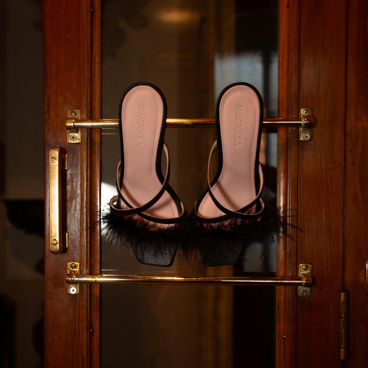 Sandalo Bellini nero piume indossato dettaglio zoom