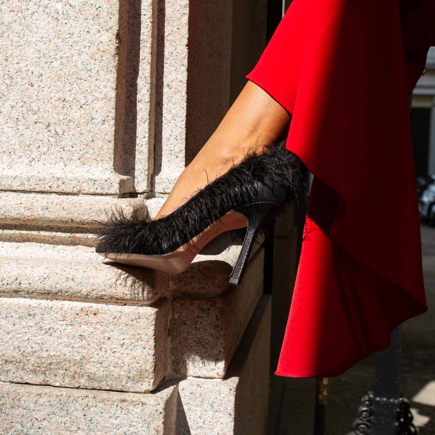 D'Orsay GinTonic nero piume indossato in strada